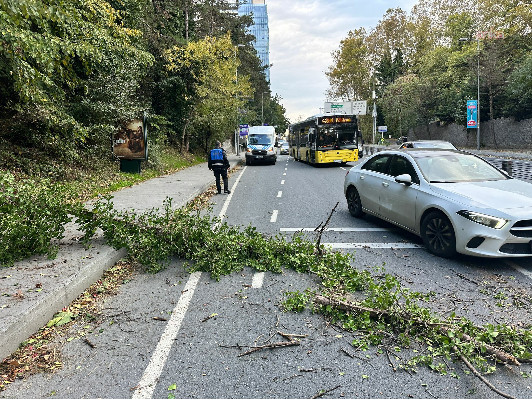 İBB ekipleri kuvvetli rüzgâr ve sağanak yağışta sahada görev yaptı